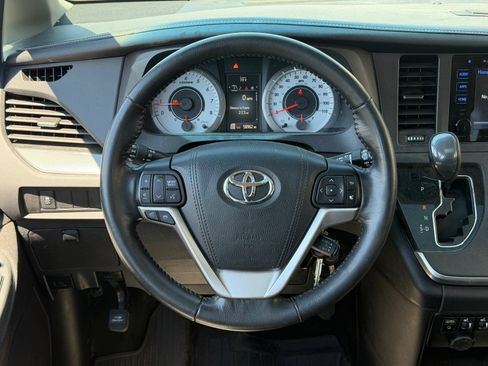 Used 2017 Toyota Sienna SE FWD image 8