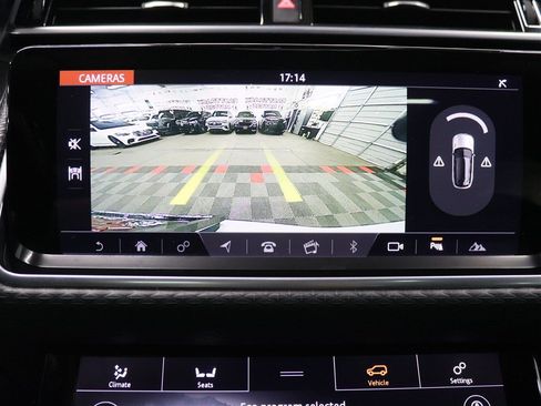 Used 2018 Land Rover Range Rover Velar R-Dynamic SE AWD/4WD image 36