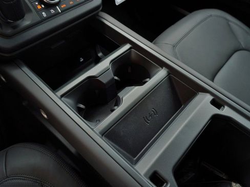 Used 2025 Land Rover Defender 110 X-Dynamic SE AWD/4WD image 32