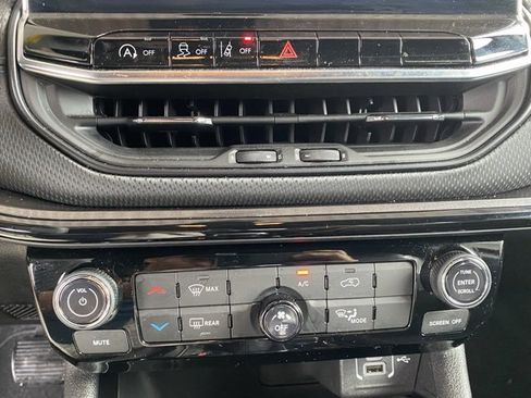 Used 2025 Jeep Compass Latitude w/ Altitude Special Edition image 17