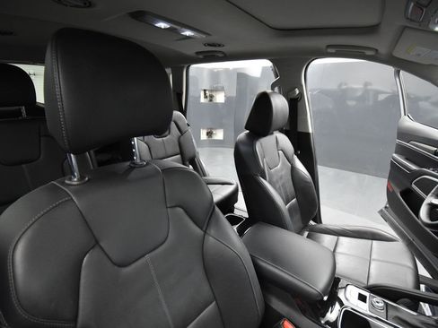 Used 2024 Kia Telluride EX w/ EX Captain's Chair Package image 17