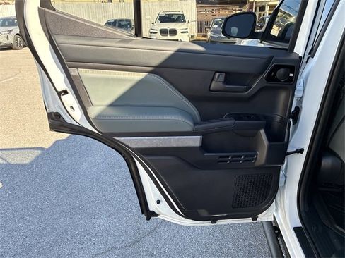 Used 2025 Toyota 4Runner Trailhunter image 27