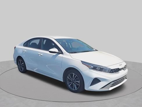 Used 2023 Kia Forte LXS w/ LXS Technology Package FWD image 2