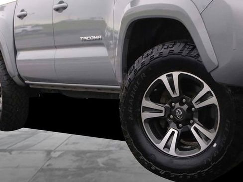 Used 2018 Toyota Tacoma TRD Sport AWD/4WD image 3