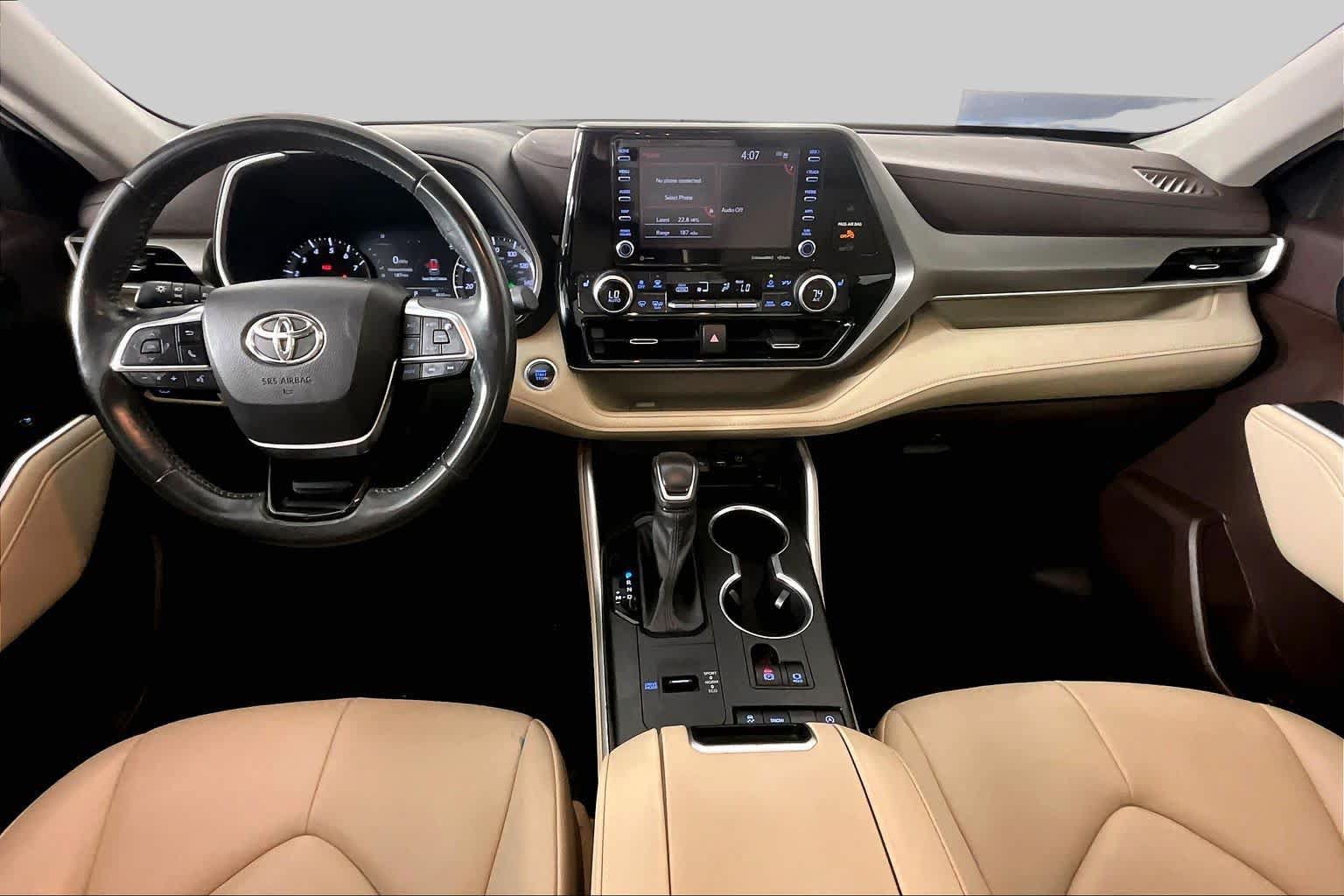 Used 2021 Toyota Highlander XLE FWD image 16