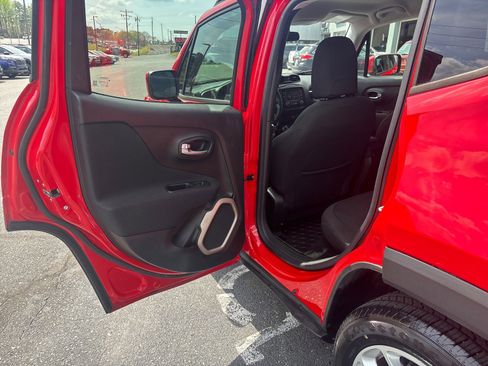 Used 2015 Jeep Renegade Latitude FWD image 32
