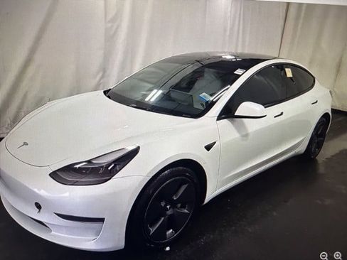 Used 2023 Tesla Model 3 Standard Range image 2