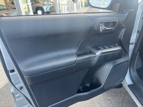 Used 2019 Toyota Tacoma TRD Sport w/ Technology Package image 13