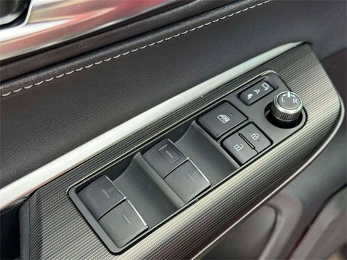 Used 2022 Toyota Venza XLE image 18