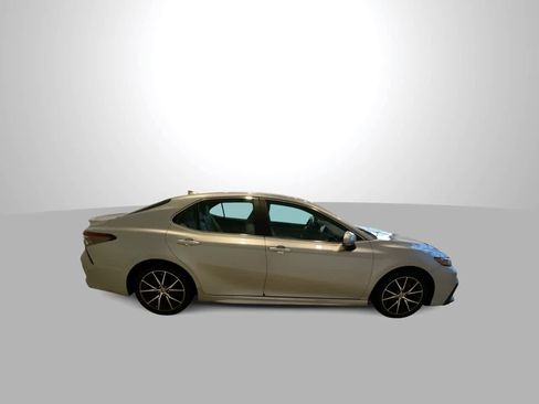 Used 2022 Toyota Camry SE image 9
