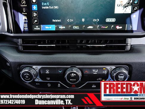 Used 2025 Jeep Gladiator Sport AWD/4WD image 23