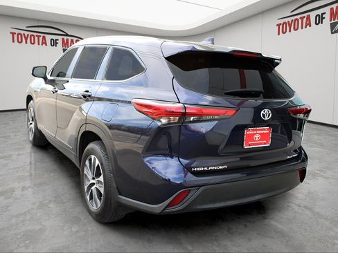 Used 2023 Toyota Highlander XLE AWD/4WD image 3