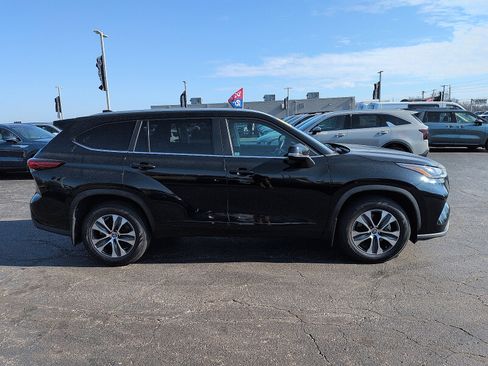 Used 2023 Toyota Highlander XLE image 2