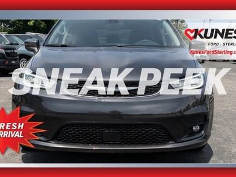 Used 2024 Chrysler Pacifica Touring-L FWD image 1