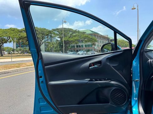 Used 2017 Toyota Prius Prime Advanced FWD image 14