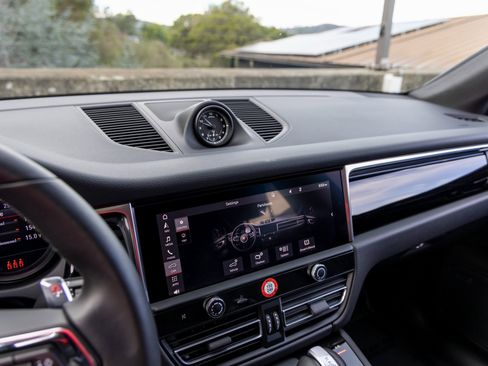 Certified 2025 Porsche Macan image 31