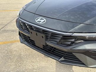 Used 2025 Hyundai Elantra SEL FWD video 3