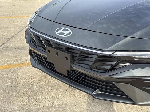 Used 2025 Hyundai Elantra SEL FWD image 3