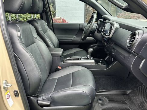 Used 2020 Toyota Tacoma TRD Off-Road w/ TRD Premium Off Road Package AWD/4WD image 22