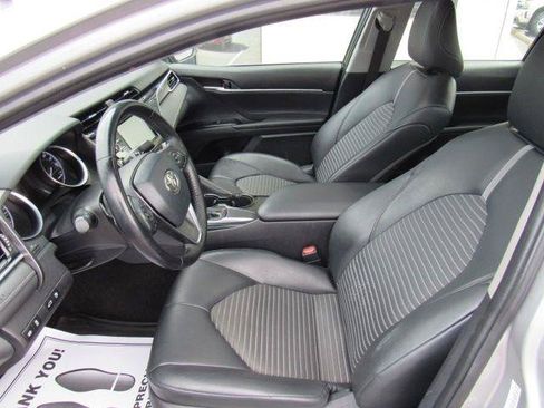 Used 2018 Toyota Camry SE w/ Moonroof Package FWD image 18