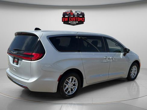 Used 2026 Chrysler Pacifica Select image 7