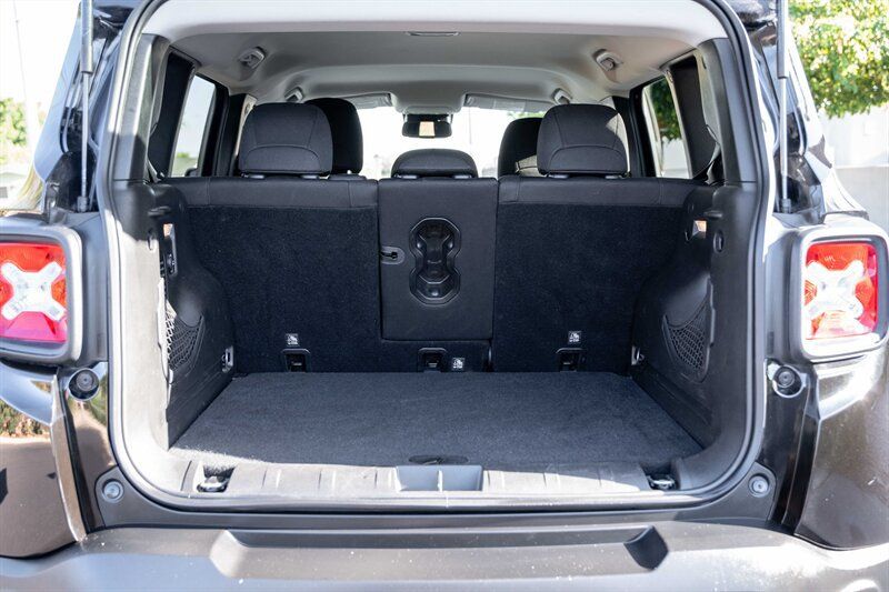 Used 2017 Jeep Renegade Latitude w/ Popular Equipment Group AWD/4WD image 18