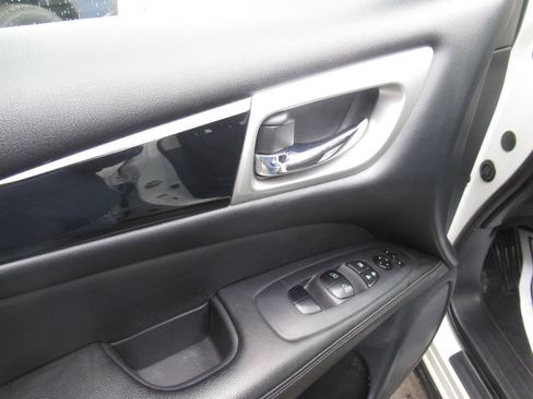 Used 2020 Nissan Pathfinder SV AWD/4WD image 17