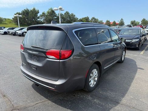 Used 2018 Chrysler Pacifica Touring-L FWD image 3