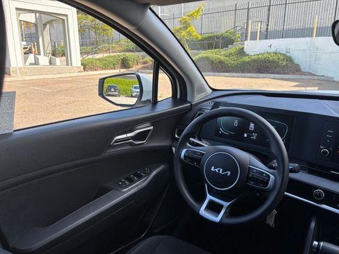 Used 2025 Kia Sportage LX FWD image 33