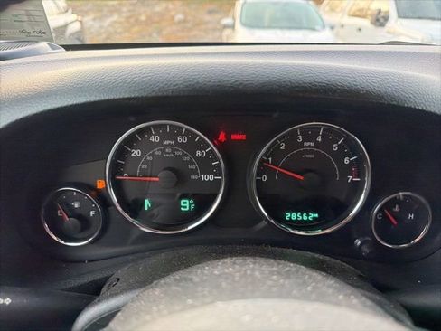 Used 2017 Jeep Wrangler Unlimited Sahara w/ Connectivity Group image 14