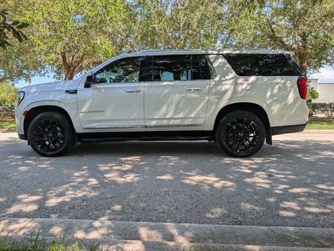 Used 2023 GMC Yukon XL SLT AWD/4WD image 5