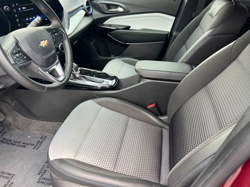 Used 2025 Chevrolet Trax LT w/ LT Convenience Package FWD image 11