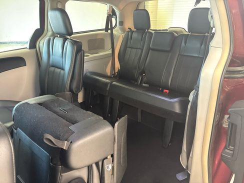 Used 2012 Chrysler Town & Country Touring w/ Entertainment Group #1 FWD image 11