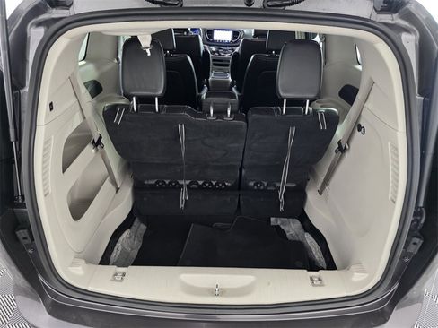 Certified 2023 Chrysler Pacifica Touring-L image 18