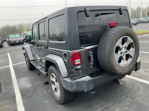 Used 2016 Jeep Wrangler Unlimited Sahara w/ Dual Top Group AWD/4WD image 6