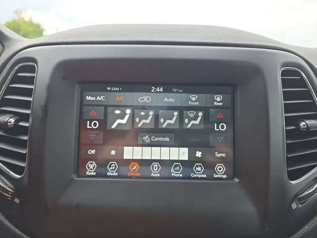 Used 2018 Jeep Compass Latitude w/ Popular Equipment Group AWD/4WD image 28