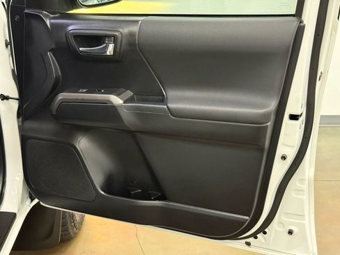 Used 2018 Toyota Tacoma TRD Off-Road w/ Technology Package image 22