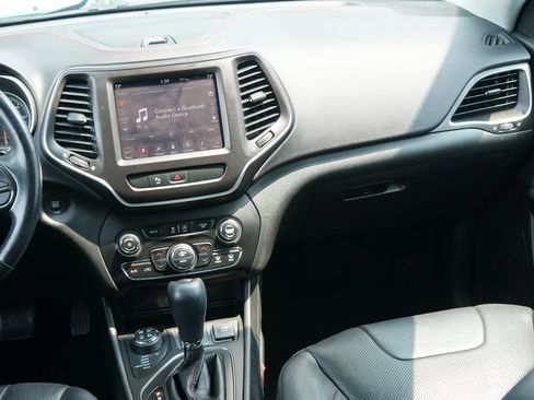 Used 2019 Jeep Cherokee Trailhawk AWD/4WD image 23