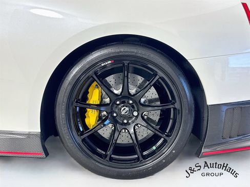 Used 2021 Nissan GT-R NISMO AWD/4WD image 40