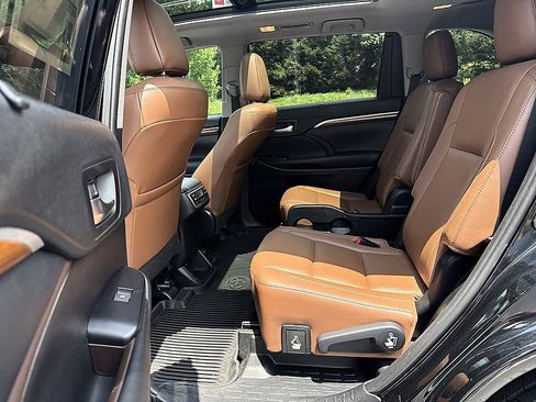 Used 2019 Toyota Highlander Limited Platinum AWD/4WD image 12