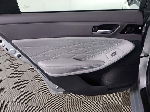 Used 2019 Toyota Avalon Limited image 29