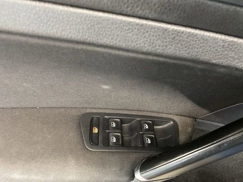 Used 2019 Volkswagen Golf S image 25