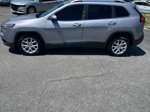 Used 2018 Jeep Cherokee Latitude Plus w/ Comfort/Convenience Group FWD image 3