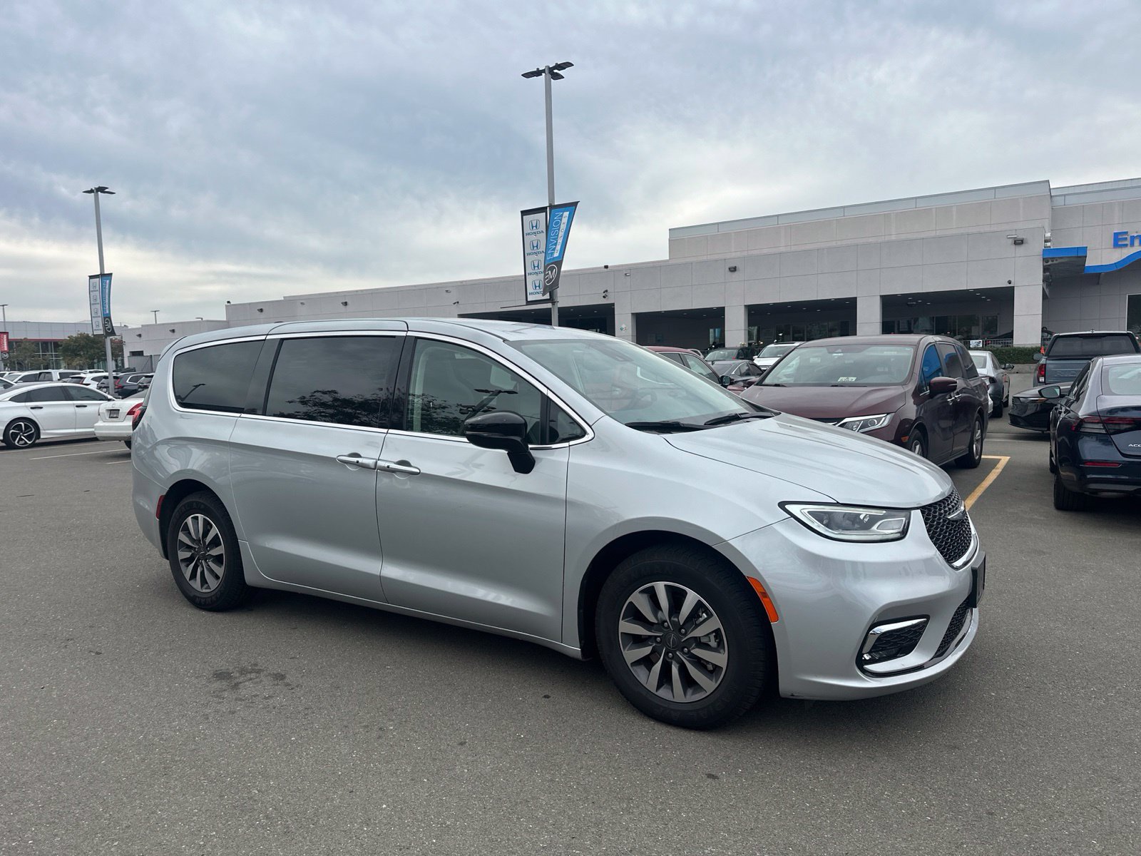 Used 2024 Chrysler Pacifica Limited FWD image 2