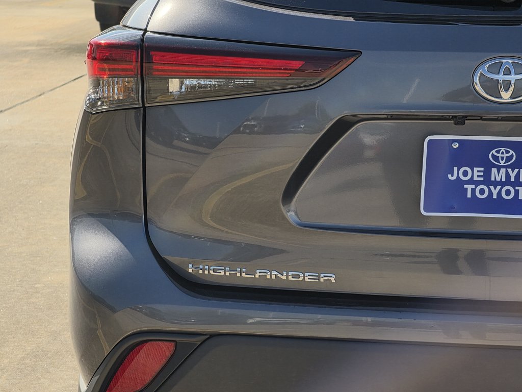 Used 2025 Toyota Highlander LE FWD image 10