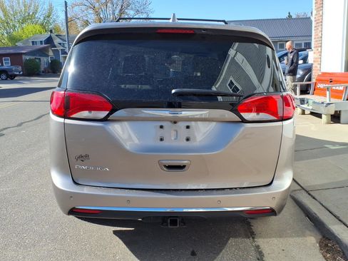 Used 2017 Chrysler Pacifica Touring-L FWD image 7