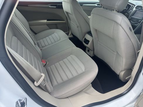 Used 2019 Ford Fusion SE FWD image 14
