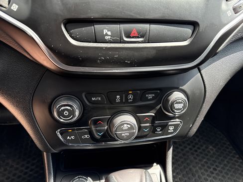Used 2019 Jeep Cherokee Latitude Plus w/ Comfort/Convenience Group AWD/4WD image 25