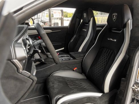 Used 2024 Lamborghini Urus Performante AWD/4WD image 36
