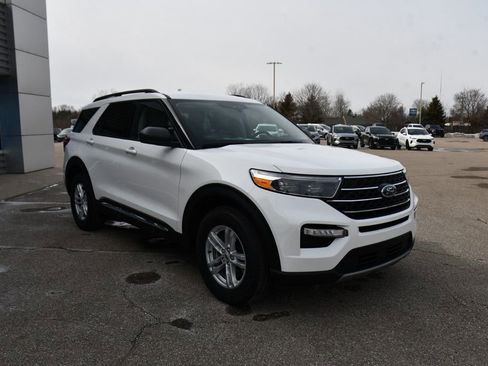 Used 2022 Ford Explorer XLT w/ Equipment Group 202A image 9